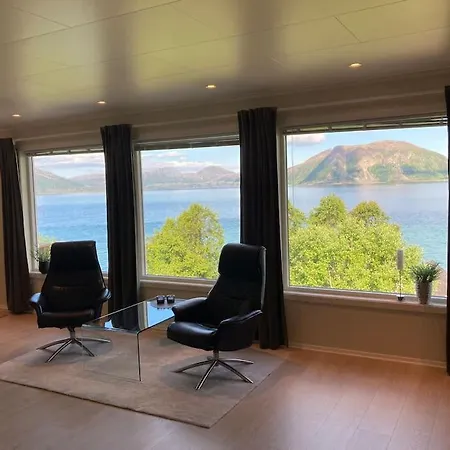 Beautiful House With A Unique And Spectacular View 别墅 Kvaloya
